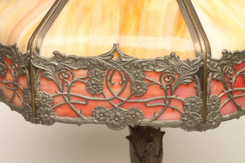 A TIFFANY STYLE GILT METAL TABLE LAMP Image