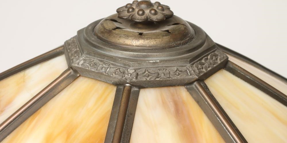 A TIFFANY STYLE GILT METAL TABLE LAMP Image