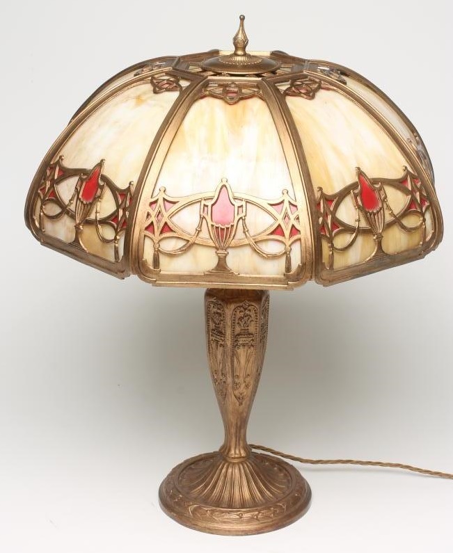 A TIFFANY STYLE GILT METAL TABLE LAMP Image