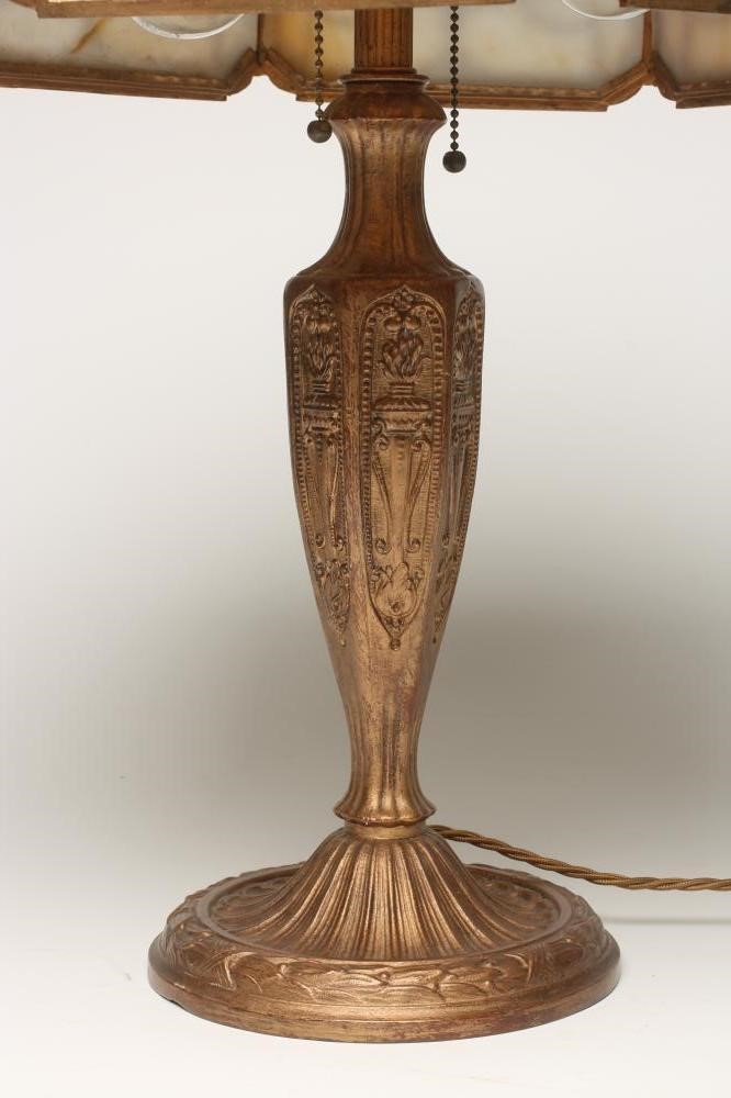 A TIFFANY STYLE GILT METAL TABLE LAMP Image