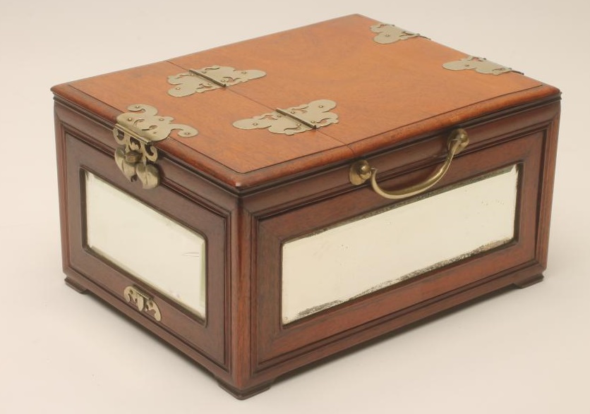 A CHINESE PADOUK WOOD TOILET MIRROR BOX Image