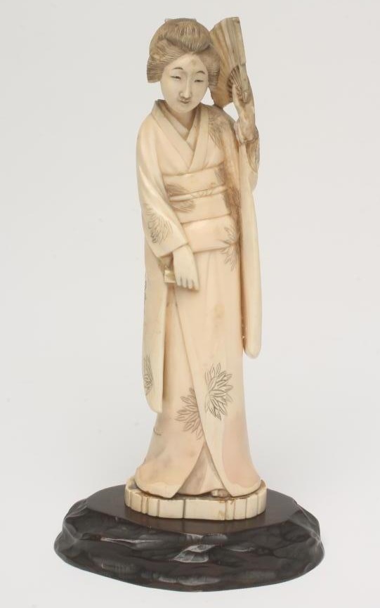 A JAPANESE ONE PIECE IVORY FIGURE Image