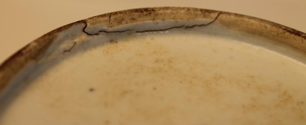 A CHINESE PORCELAIN JAR AND COVER Image