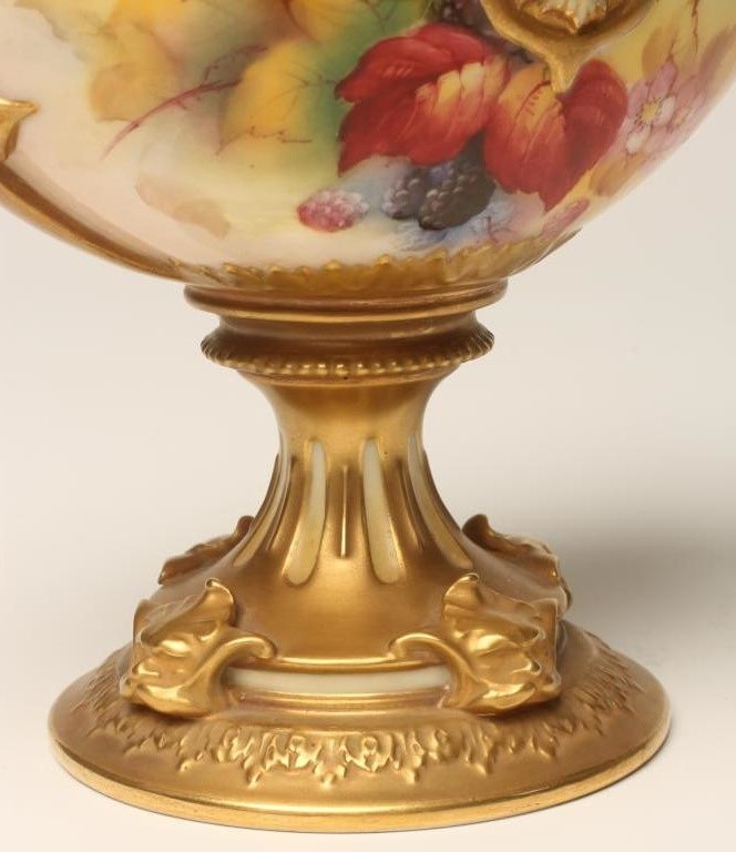 A ROYAL WORCESTER PEDESTAL COMPORT Image