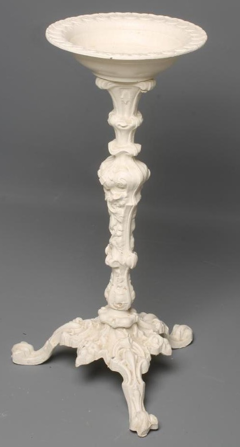 A VICTORIAN CAST IRON BIRD BATH Image
