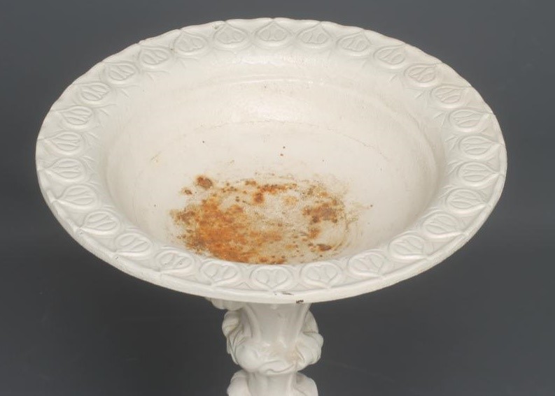 A VICTORIAN CAST IRON BIRD BATH Image