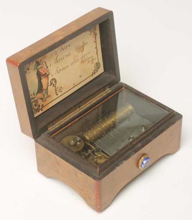 A MINIATURE SWISS MUSICAL BOX Image