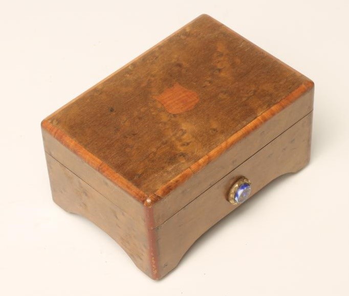 A MINIATURE SWISS MUSICAL BOX Image