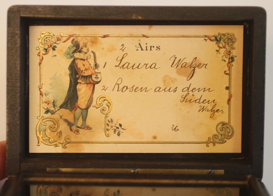 A MINIATURE SWISS MUSICAL BOX Image