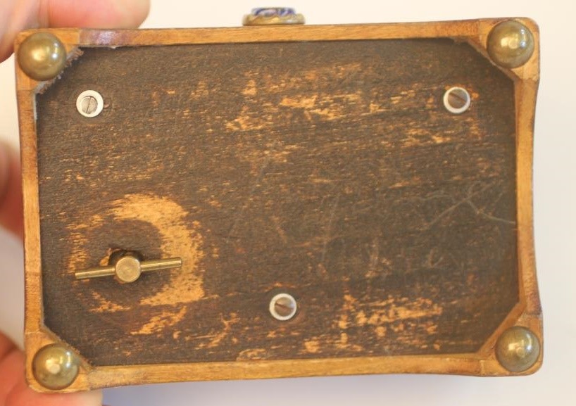 A MINIATURE SWISS MUSICAL BOX Image