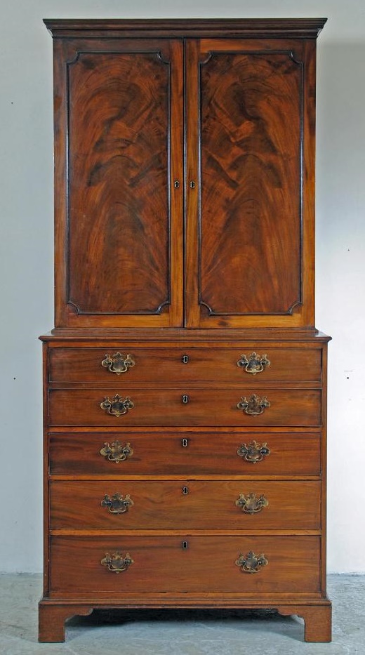 A GEORGIAN MAHOGANY SECRETAIRE CABINET Image