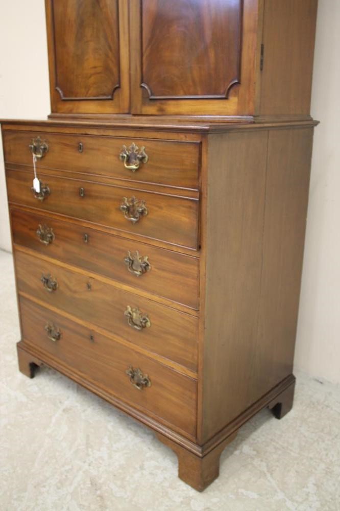A GEORGIAN MAHOGANY SECRETAIRE CABINET Image