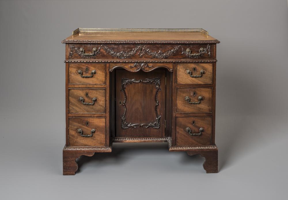 A GEORGIAN CARVED MAHOGANY KNEEHOLE DESK Image