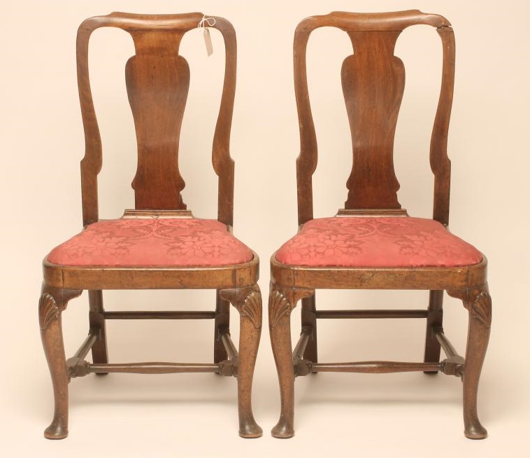 A PAIR OF EARLY GEORGIAN MAHOGANY SIDE CHAIRS Image