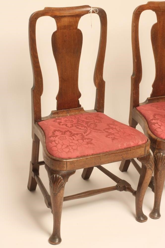 A PAIR OF EARLY GEORGIAN MAHOGANY SIDE CHAIRS Image