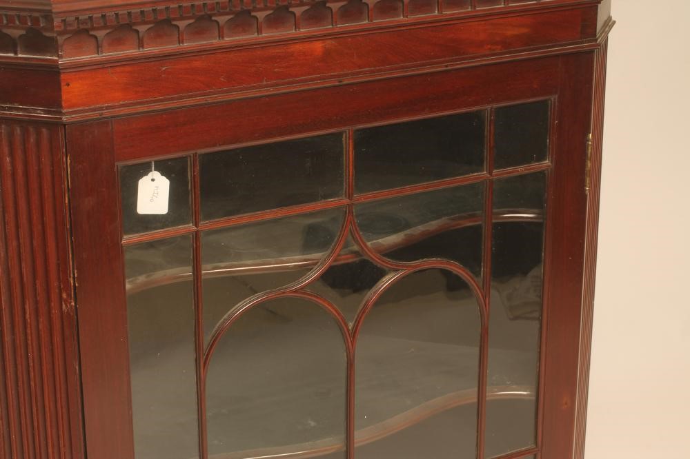 A GEORGIAN MAHOGANY CORNER CUPBOARD Image