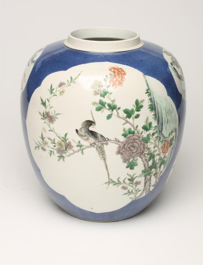 A CHINESE PORCELAIN JAR Image