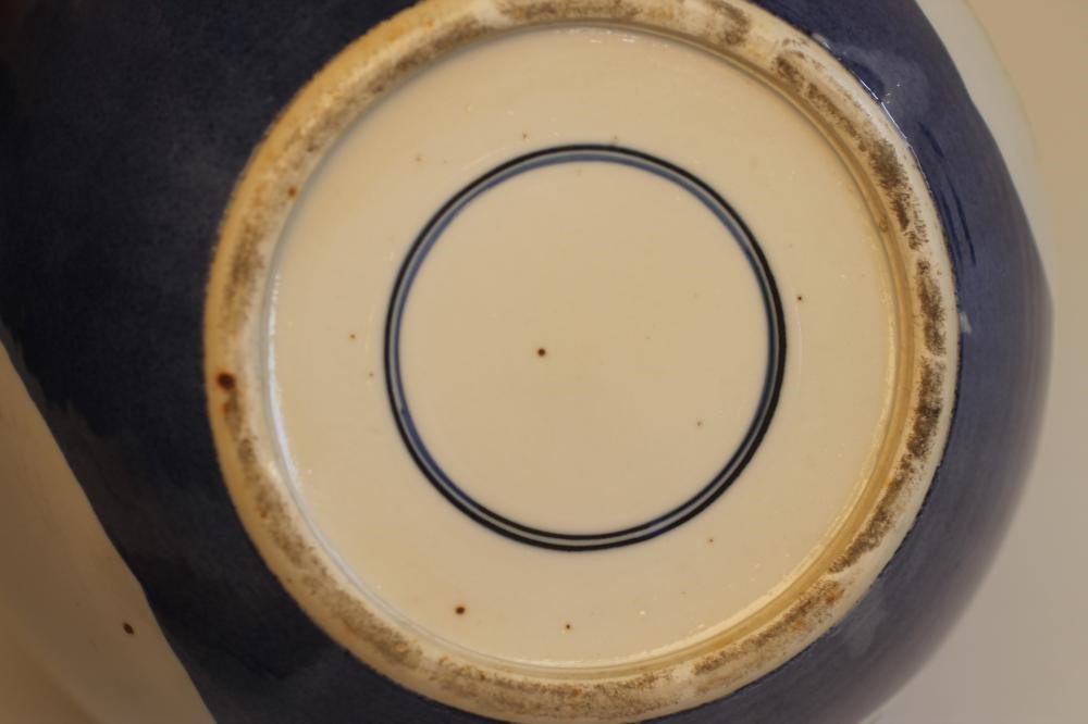 A CHINESE PORCELAIN JAR Image