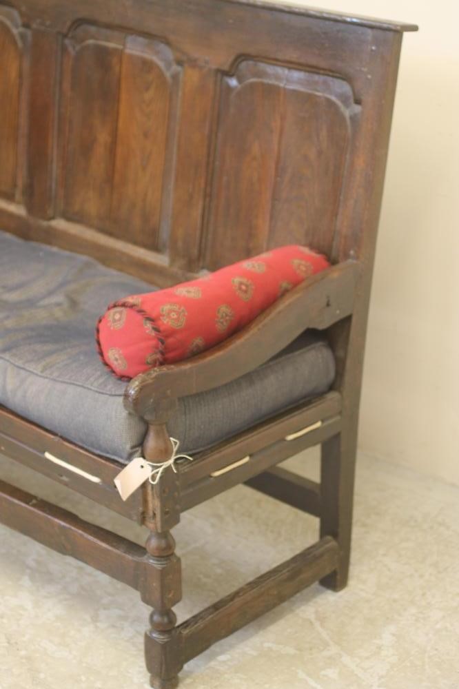 A GEORGIAN OAK SETTLE Image