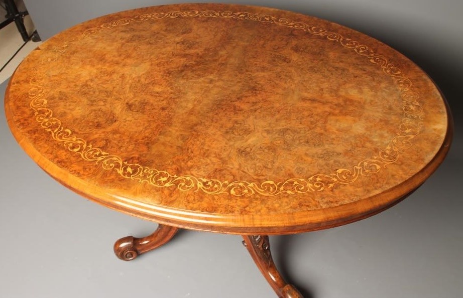 AN EARLY VICTORIAN WALNUT LOO TABLE Image