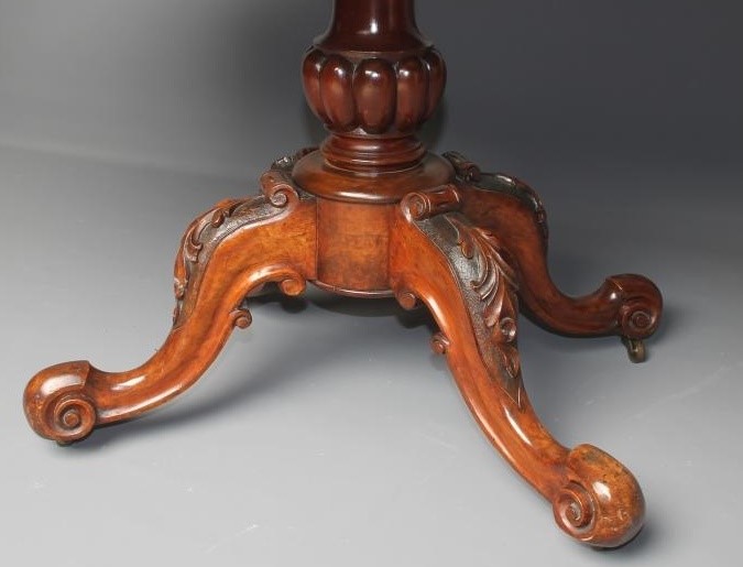 AN EARLY VICTORIAN WALNUT LOO TABLE Image