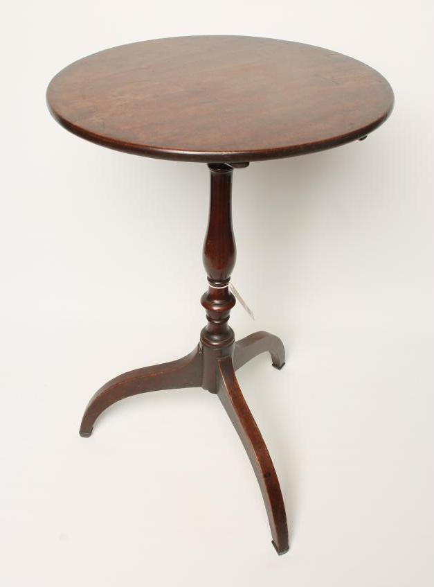 A GEORGIAN MAHOGANY WINE TABLE Image
