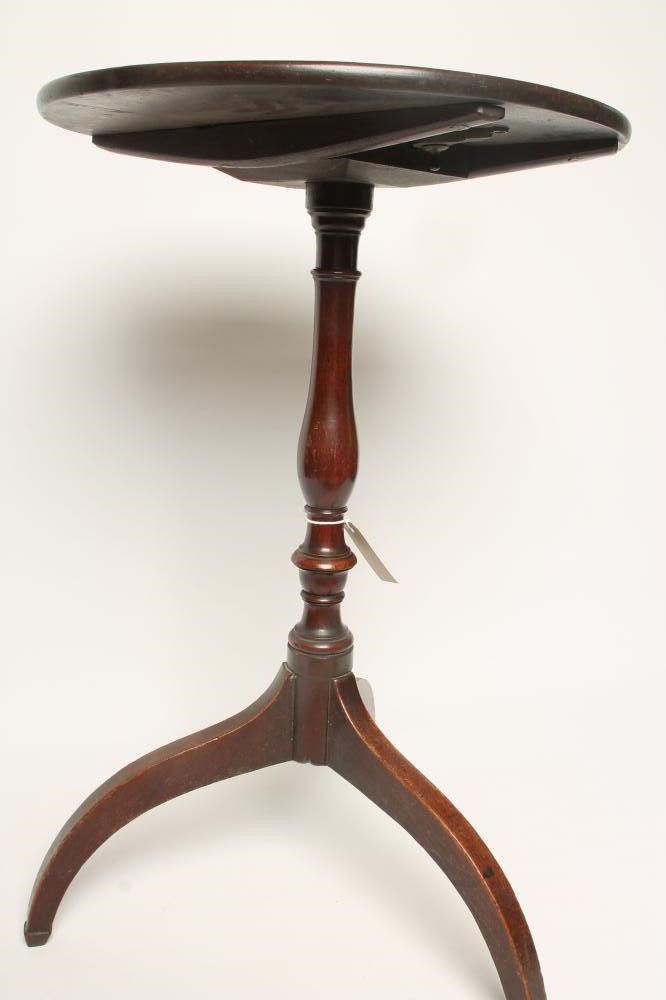 A GEORGIAN MAHOGANY WINE TABLE Image