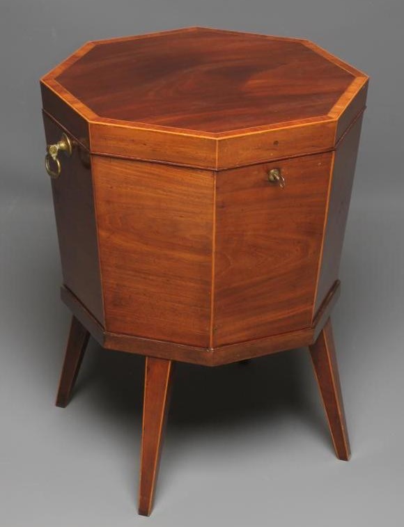 A GEORGIAN MAHOGANY CELLARETTE Image