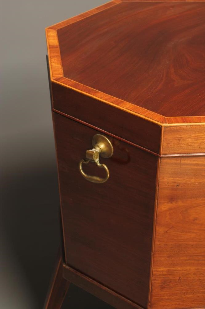 A GEORGIAN MAHOGANY CELLARETTE Image