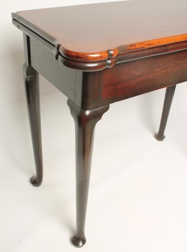 A GEORGIAN MAHOGANY FOLDING TEA TABLE Image