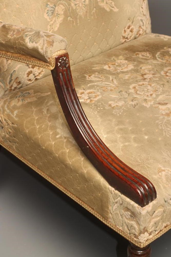 A GEORGIAN STYLE MAHOGANY LIBRARY CHAIR Image