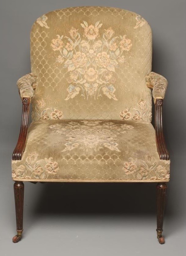 A GEORGIAN STYLE MAHOGANY LIBRARY CHAIR Image