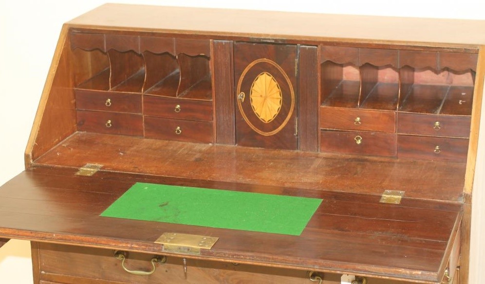 A GEORGIAN MAHOGANY BUREAU Image