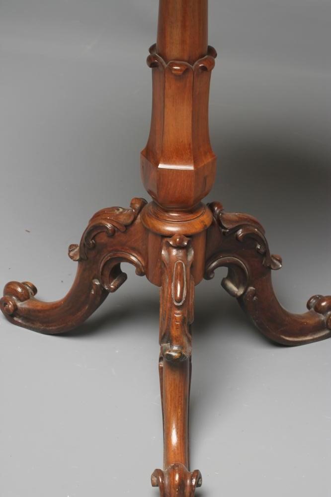 A VICTORIAN ROSEWOOD LAMP TABLE of circular form with moulded wavy edged top Image
