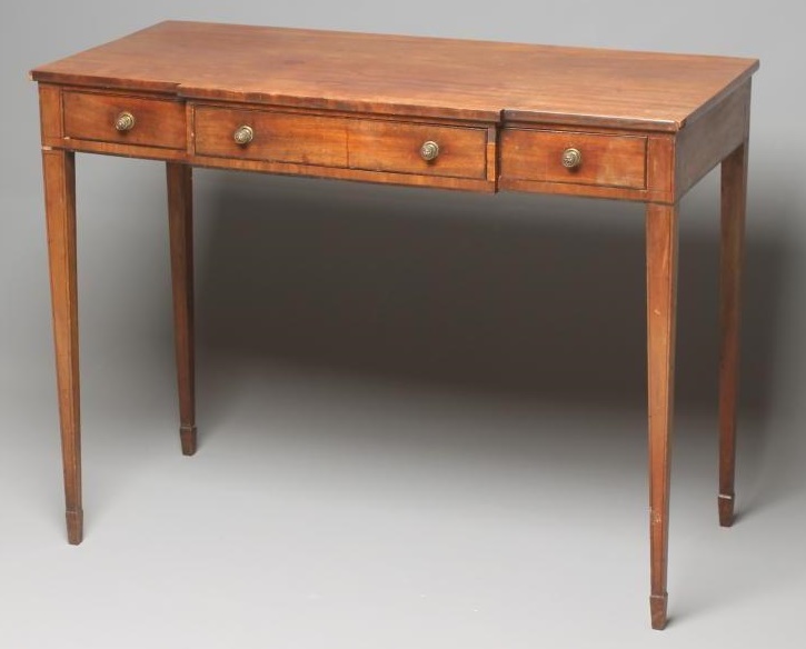 A GEORGIAN MAHOGANY SIDE TABLE Image