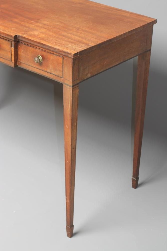 A GEORGIAN MAHOGANY SIDE TABLE Image