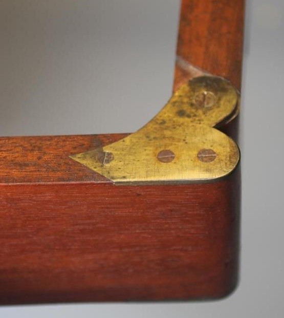 A FINE QUALITY REGENCY MAHOGANY EXTENDING DINING TABLE of rounded oblong form with ebony stringing Image