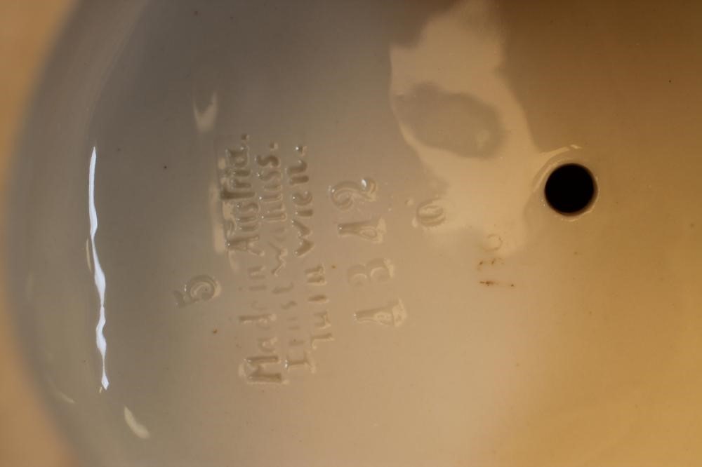 A PAIR OF ART NOUVEAU ERNST WAHLISS TURN OF VIENNA BISQUE PORCELAIN FIGURES of young ladies Image