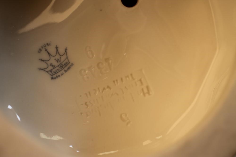 A PAIR OF ART NOUVEAU ERNST WAHLISS TURN OF VIENNA BISQUE PORCELAIN FIGURES of young ladies Image