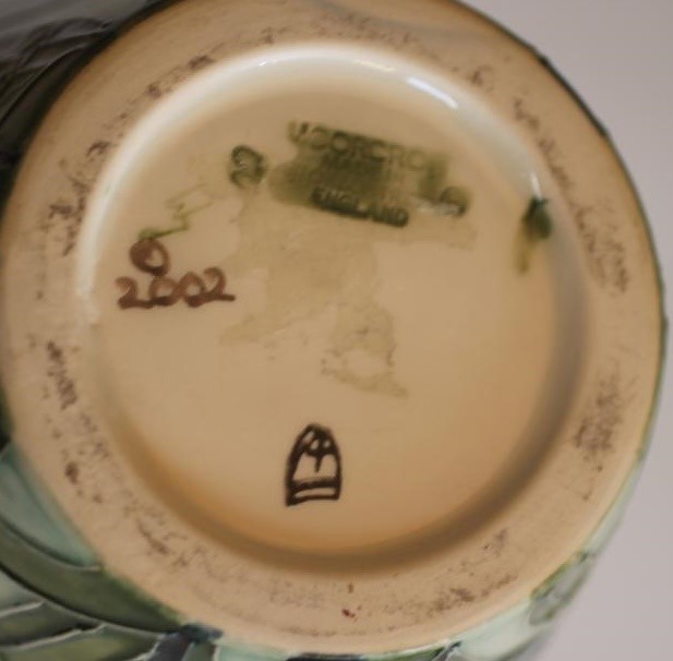 A MOORCROFT POTTERY VASE Image
