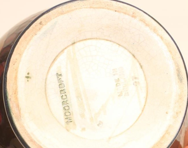 A MOORCROFT POTTERY VASE Image