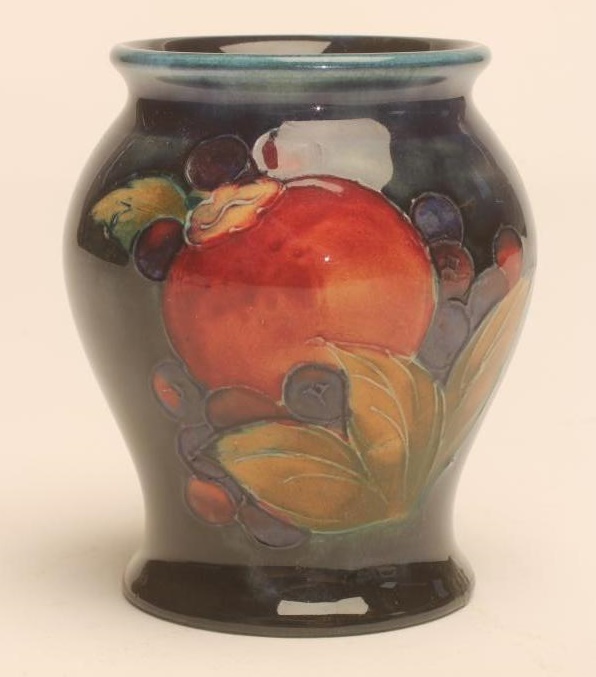 A MOORCROFT POTTERY SMALL VASE Image