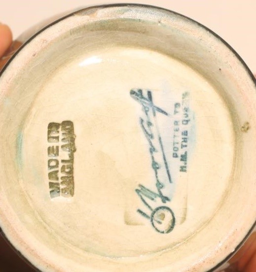 A MOORCROFT POTTERY SMALL VASE Image