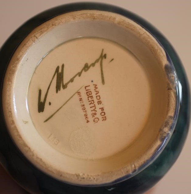 A MOORCROFT POTTERY SMALL VASE Image