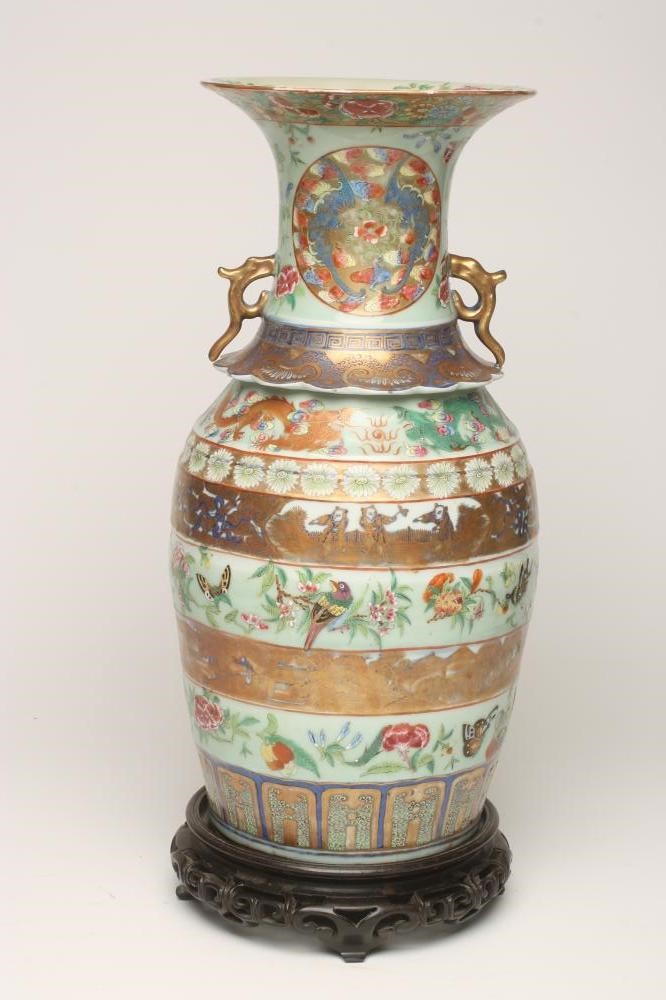 A CANTONESE PORCELAIN VASE of baluster form with loop handles and everted frilled shoulder rim Image