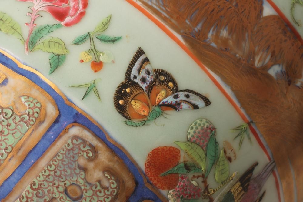 A CANTONESE PORCELAIN VASE of baluster form with loop handles and everted frilled shoulder rim Image