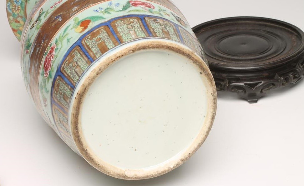 A CANTONESE PORCELAIN VASE of baluster form with loop handles and everted frilled shoulder rim Image