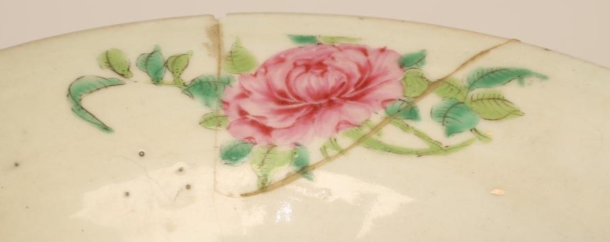 A CANTONESE PORCELAIN VASE of baluster form with loop handles and everted frilled shoulder rim Image