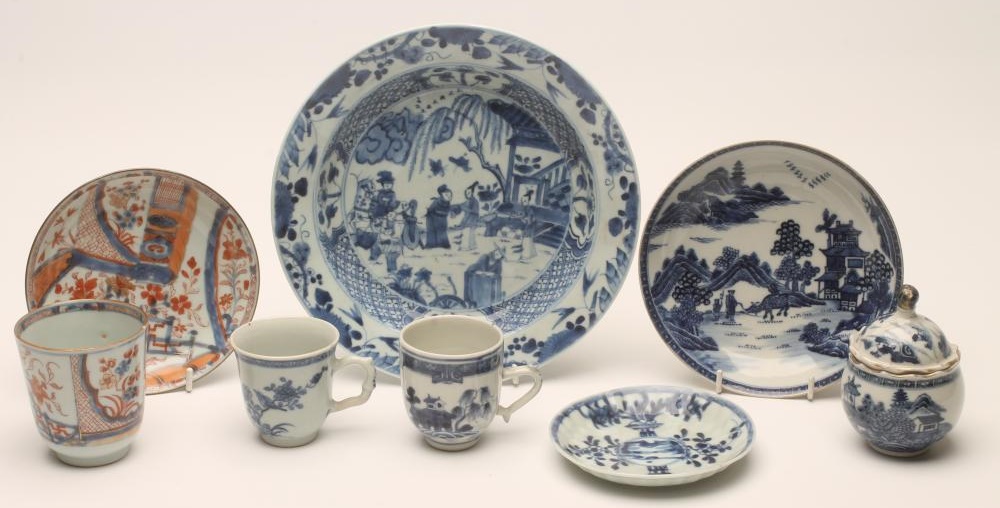 A CHINESE IMARI PORCELAIN TEA BOWL AND SAUCER Image