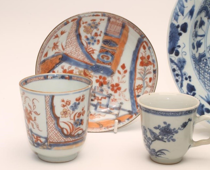 A CHINESE IMARI PORCELAIN TEA BOWL AND SAUCER Image